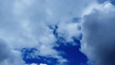 Bulutlar gökyüzü üzerinde hareket. Timelapse.