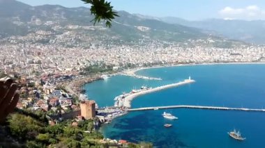 Alanya Yarımadası 'nda liman ve Akdeniz Denizi ile peyzaj. Türkiye 'nin güney kıyısında Alanya 'da havadan görünüm. Antalya İlçesi.