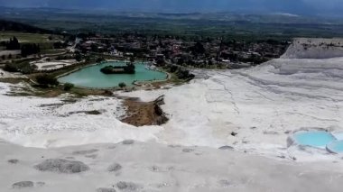 Denizli, Türkiye-02 Mayıs, 2019: Pamukkale 'nin beyaz travertenler terasında yürüyüş ve banyo yapan turistlerin kalabalığı sıcak termal suyla.