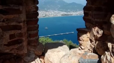 Alanya Yarımadası 'nda liman ve Akdeniz Denizi ile peyzaj. Türkiye 'nin güney kıyısında Alanya 'da havadan görünüm. Antalya İlçesi.