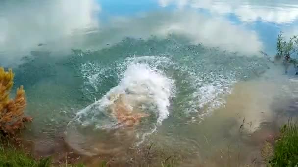 Man Swims Mineral Lake Laps Therapeutic Mud — Stock Video