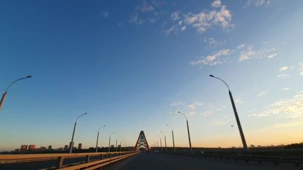 ノボシビルスク ロシア 2019 Pov オブ川に架かるブリンスキー橋を運転 夕日の空 — ストック動画