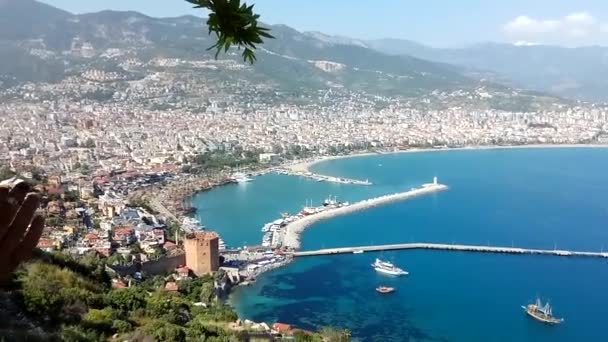 阿拉尼亚半岛有海港和地中海的景观 土耳其南部海岸的阿兰亚市鸟瞰图 安塔利亚区 — 图库视频影像