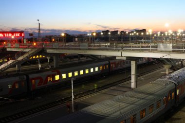 Novosibirsk, Rusya - 06 Ağustos 2019: Gece şehir manzarası. Novosibirsk - Ana tren istasyonu.