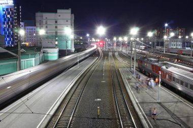 Novosibirsk, Rusya - 06 Ağustos 2019: Gece şehir manzarası. Novosibirsk - Ana tren istasyonu.