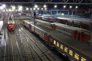 Novosibirsk, Rusya - 06 Ağustos 2019: Gece şehir manzarası. Novosibirsk - Ana tren istasyonu.
