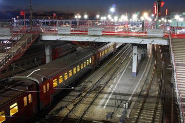 Novosibirsk, Rusya - 06 Ağustos 2019: Gece şehir manzarası. Novosibirsk - Ana tren istasyonu.