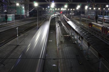 Novosibirsk, Rusya - 06 Ağustos 2019: Gece şehir manzarası. Novosibirsk - Ana tren istasyonu.
