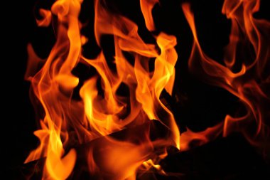 Bulanık arka plan. Siyah üzerinde yangın alevleri desen.