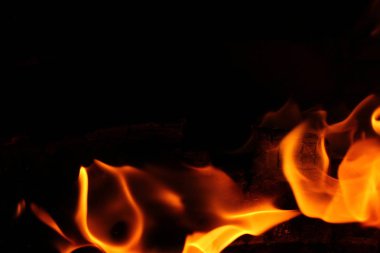 Bulanık arka plan. Siyah üzerinde yangın alevleri desen.