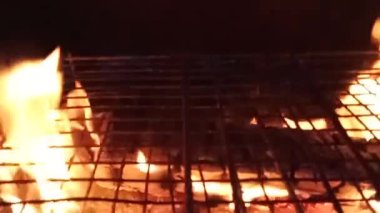 Gece kamp ateşi yaklaşıyor. Yavaş çekim. 