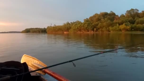 Homem Pesca Pôr Sol — Vídeo de Stock