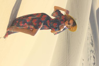 Vietnam şapkalı, beyaz kum tepelerinde uzun elbiseli güzel Vietnamlı kadın..