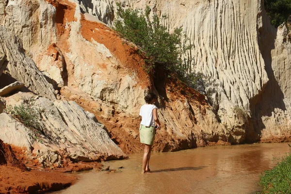 Bella Signora Vietnamita Abito Lungo Sulle Dune Sabbia Bianca Con — Foto Stock