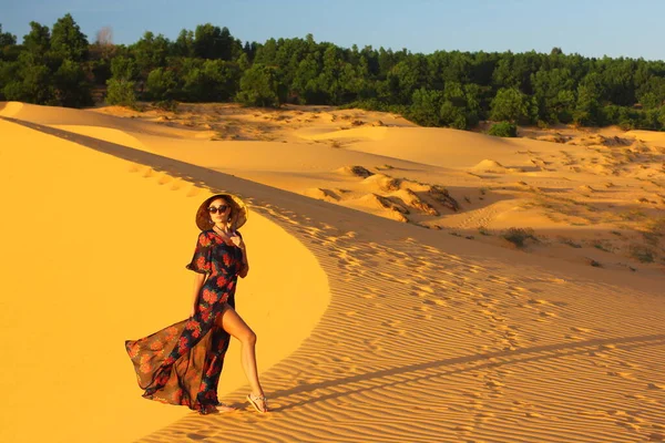 Asiatische Frauen Gehen Und Genießen Sanddüne Mädchensilhouette Auf Einem Sonnenuntergang — Stockfoto