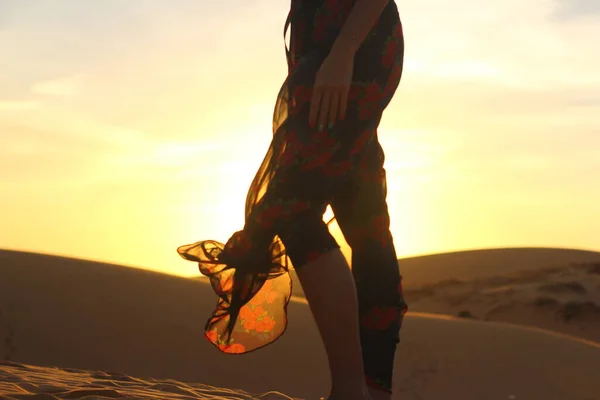Femme Asiatique Marche Profiter Dune Sable Silhouette Fille Sur Coucher — Photo