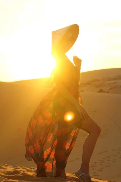 アジアの女性が歩いて砂丘をお楽しみください 夕暮れ時の女の子のシルエット — ストック写真