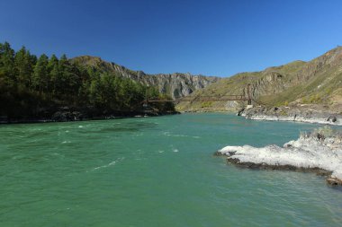 Chemal, Altai dağları ve Katun nehrinde sonbahar manzarası. 