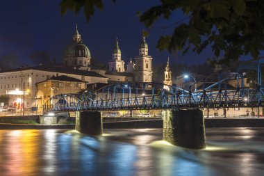 Salzach Nehri, Avusturya 'nın Salzburg şehrinden geçiyor.