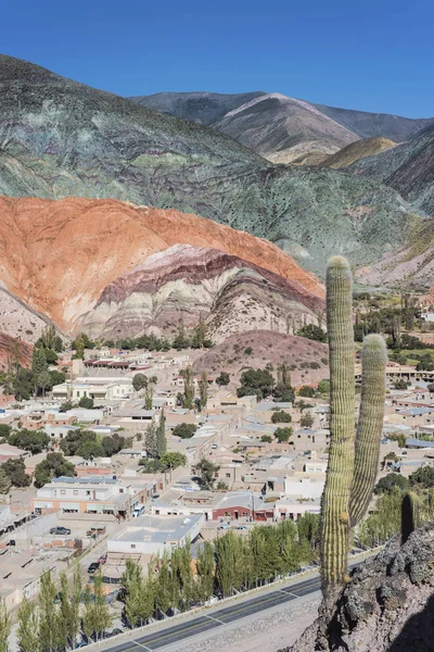 Cerro Los Siete Colores Detrás Del Pueblo Purmamarca Colorido Valle — Foto de Stock