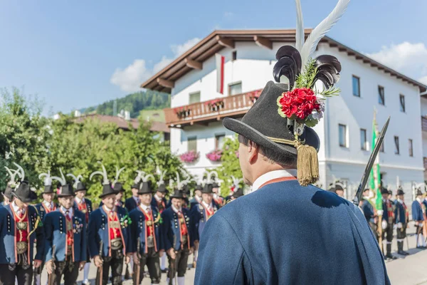 オーバーパーファス オーストリア 15日 村人たちに身を包んだ 最高級の伝統的な衣装で 2013 日にこの村インスブルック近くに沿ってマリア昇天の行列の間にオーストリア オーバーパーファス — ストック写真