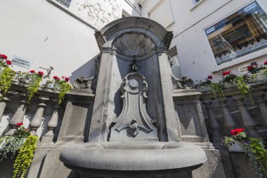 Manneken Pis (küçük adam çiş) veya le Petit Julien, bir Simgesel Yapı küçük bronz heykel Brüksel, Belçika