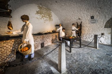 İlk olarak 11. yüzyılda Belçika 'nın Dinant kentindeki Meuse vadisini kontrol etmek için inşa edildi.