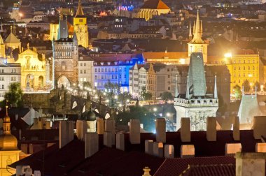 Charles Köprüsü Vltava nehri geçerken.