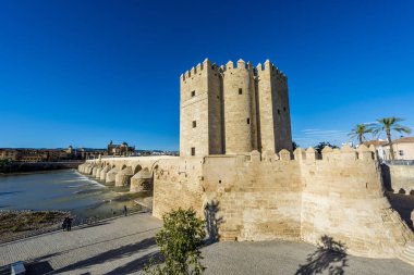 Cordoba, İspanya - 30 Ekim 2013: The Calahorra Tower yakındaki Roma Köprüsü Cordoba, Endülüs, İspanya tarihi merkezi korumak için Almohads tarafından inşa edilmiş bir müstahkem kapısıdır.