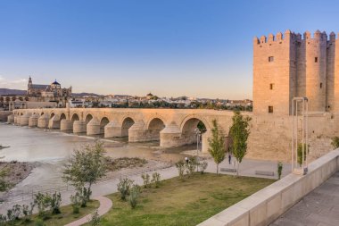 Roma köprüsü, Cordoba, Andalusia, Güney İspanya'nın tarihi merkezini Guadalquivir nehri geçip erken 1 yüzyıl M.ö. yılında inşa.