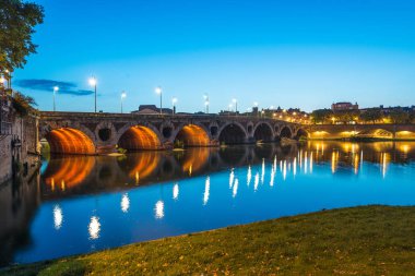 La Garonne, Toulouse, Haute-Garonne, Midi Pyrenees 'den geçen bir Fransız ırmağıdır..