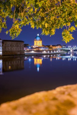 Nörölojisi de La Grave, kumlu bankanın nerede o Toulouse oteli inşa edilmiş Garonne Nehri'nin adlı Haute-Garonne, Midi Pyrenees, Fransa.