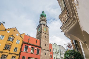 Innsbruck, Avusturya - 2 Haziran 2016: Old Town konut yapı kule, Avusturya