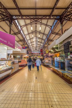 Narbonne, Fransa - 13 Şubat 2016: Narbonne 'daki Les Halles Pazarı, Languedoc-Roussillon-Midi-Pyrenees, Fransa