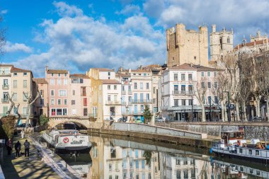 Narbonne, Fransa - 13 Şubat 2016: Pont des Marchands in Canal de la Robine, Narbonne in Languedoc-Roussillon-Midi-Pyrenees, Fransa