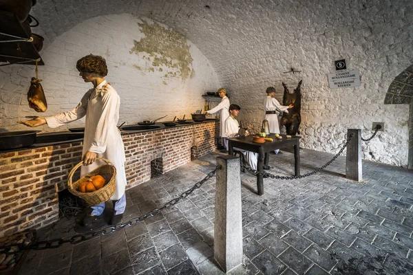 İlk olarak 11. yüzyılda Belçika 'nın Dinant kentindeki Meuse vadisini kontrol etmek için inşa edildi.