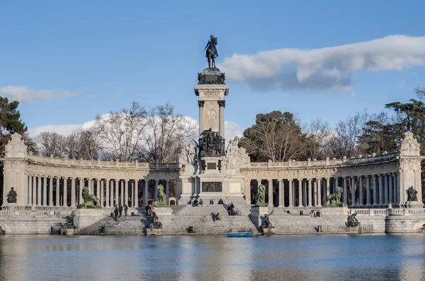 马德里 2013年1月21日 Buen 雷蒂罗公园中心附近人工湖的东面边缘 人们步行到阿方摩的纪念碑附近 阿方索 Xii — 图库照片