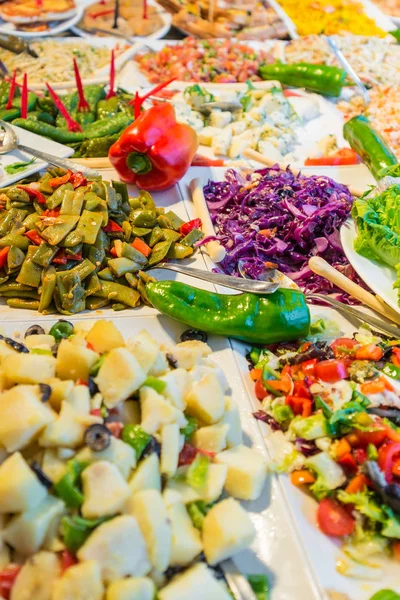 Granada, İspanya - 28 Kasım 2015: Panaderos Street, Albaicin mahallede Granada, Endülüs, İspanya Reina Monica Cafe Bar.