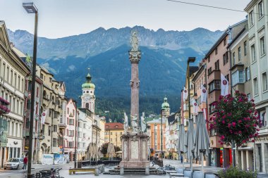 Innsbruck, Avusturya - Ağustos 16: st anne sütun (annasaule) olan maria-theresien Caddesi ve onun en ünlü yerlerinden Meryem heykeli 16 Ağustos 2013 Innsbruck, Avusturya.