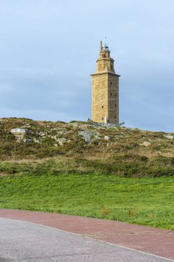 Herkül kule yaklaşık 1900 yıl eski ve rehabilite edilen 1791 55 metre boyunda yapıdır eski Roma deniz feneri olarak bugün kullanmak ve İspanya Atlantik kıyısında bir coruna gelen bakan.
