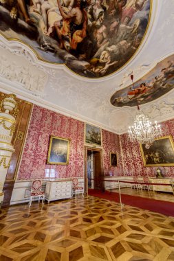 Salzburg, Avusturya - 31 Temmuz 2014: Salzburg Sarayı Domplatz ve Residenzplatz yer almaktadır ve yapıldı Residenz Salzburg başpiskoposlar yüzyıllardır ev.