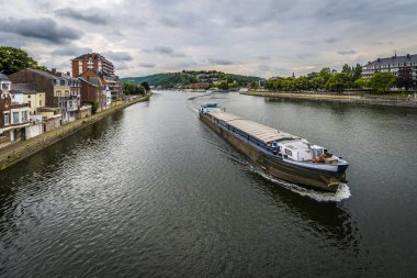 Namur şehri Valonya bölgesinde, Güney Belçika nehir Meuse olarak geçer