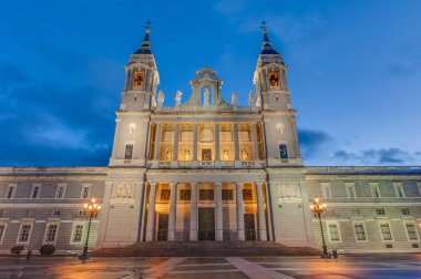 Santa Maria la Real de La Almudena, Katolik Katedrali ve koltuk Roma Katolik Başpiskopos, Madrid, İspanya.