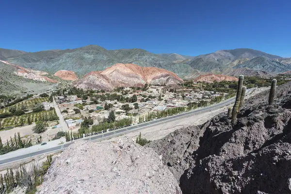 Cerro Los Siete Colores Detrás Del Pueblo Purmamarca Colorido Valle — Foto de Stock