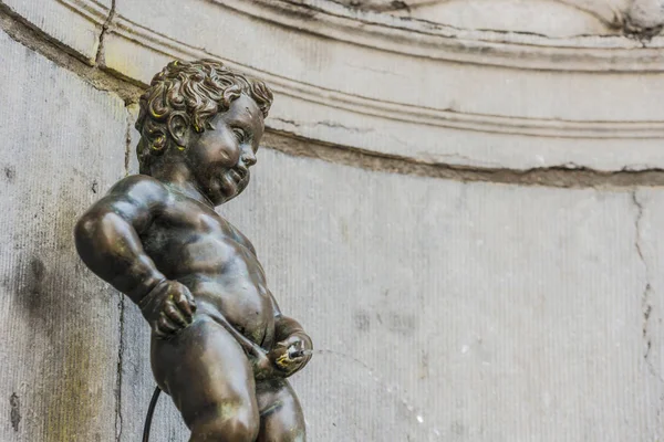 小男人小便 Petit 朱利安 在比利时的布鲁塞尔 具有里程碑意义的小青铜雕塑 — 图库照片