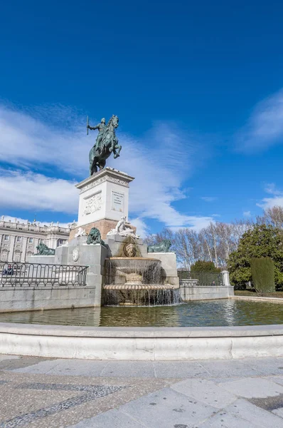 菲利普的纪念碑广场 Oriente 中央花园四位于之间的皇家宫殿和皇家剧院在马德里 西班牙 — 图库照片