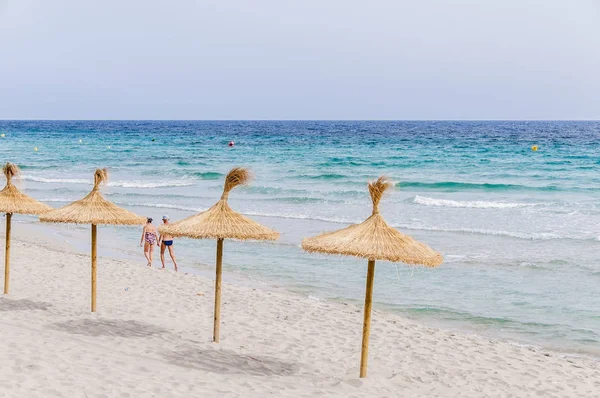 Parapluies Paille Sur Plage Sable Ciel Clair — Photo