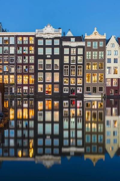 Canal Damrak Que Funciona Entre Amsterdam Centraal Norte Dam Square — Fotografia de Stock