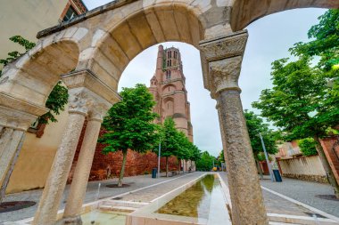 Dünyanın en büyük tuğla binası olduğu iddia edilen Saint Cecilia Katedrali, Albi, Tarn Bölgesi, Midi Pirenes, Fransa.