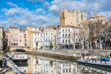 Narbonne, Fransa - 13 Şubat 2016: Canal de la Whys Languedoc-Roussillon-Midi-Pyrenees, Fransa'da Narbonne şehir geçerek